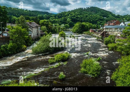 Llangollen, vista dal ponte del fiume Dee Foto Stock