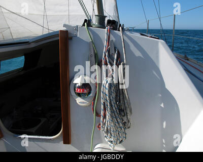 Uomo al timone di una barca a vela, Binic , Cotes-d'Armor, Bretagne, Bretagna, Francia, Europa Foto Stock