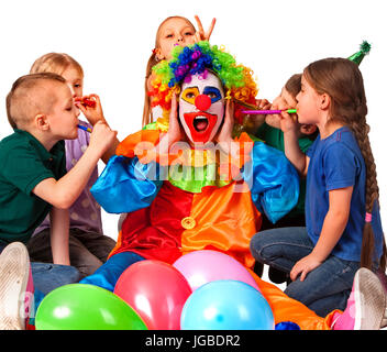 Compleanno clown bambini giocare con i bambini. Kid torte celebrativo. Foto Stock