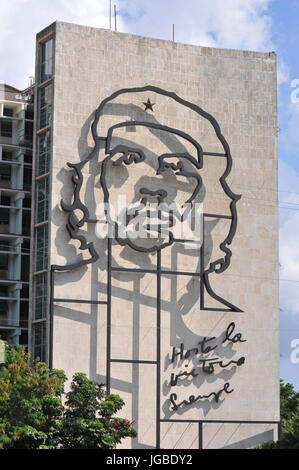 Ernesto Che Guevara come un arte di installazione e la propaganda opera d'arte su una parete in corrispondenza della Piazza della Rivoluzione Foto Stock