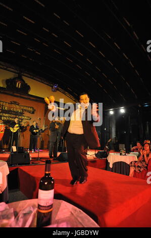 Gruppo di salsa e ballerine alla1930 salon hotel National a l'Avana Vecchia Foto Stock