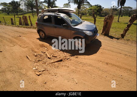 La guida off-road in Costa Rica su una pista sterrata con buche Foto Stock