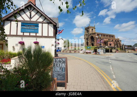 La chiesa di San James nel Cheshire città di Audlem vicino al confine Shropshire. Il Shropshire Union canal passa attraverso Audlem e popolare con entrambi Foto Stock