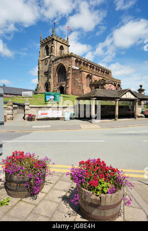 La chiesa di San James nel Cheshire città di Audlem vicino al confine Shropshire. Il Shropshire Union canal passa attraverso Audlem e popolare con entrambi Foto Stock