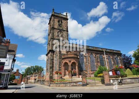 San Alkmunds chiesa nel piccolo centro storico Shropshire città di Whitchurch in una bella giornata estiva con un profondo cielo blu e bianchi e soffici nuvole.. Foto Stock