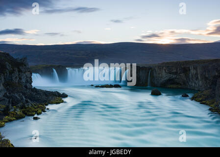 Cascate Godafoss al crepuscolo con ultima luce sulle colline, Islanda Foto Stock