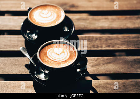 Due tazze di cappuccino con latte art Foto Stock