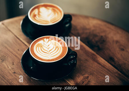 Due tazze di cappuccino con latte art Foto Stock