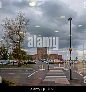 Carrickfergus Castle & riflessi di luce, l'Irlanda del Nord. Foto Stock