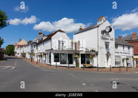 Bianco pittoresche case weatherboard a Bexhill Città Vecchia, East Sussex, England, Regno Unito Foto Stock