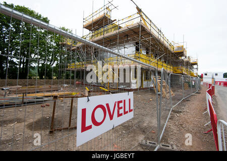 Proprietà essendo costruito dagli sviluppatori di proprietà Lovell su un nuovo costruire alloggi estate a Cardiff, nel Galles, UK. Foto Stock