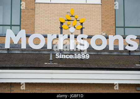 Vista generale di Morrisons supermercato store Rogerstone, Wales, Regno Unito. Foto Stock