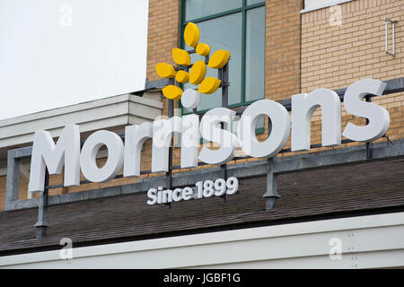 Vista generale di Morrisons supermercato store Rogerstone, Wales, Regno Unito. Foto Stock