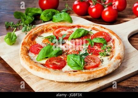 Freschi Fatti in casa la Pizza Margherita Foto Stock