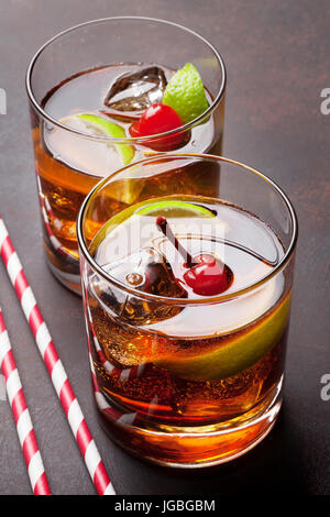 Cuba libre cocktail bicchieri sul tavolo di pietra Foto Stock