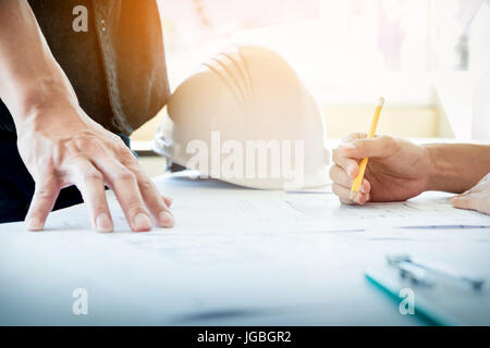 Team di architetti di persone in gruppo sul sito construciton controllare i documenti e del flusso di lavoro aziendale. Foto Stock