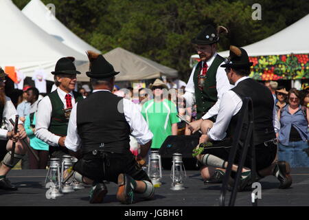 Bavarese di ballerini tradizionali al patrimonio di Edmonton Days Festival 2016 Foto Stock