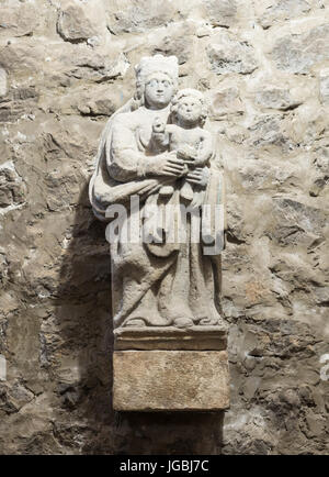 Medievale statuaria religiosa entro la Iglesia de Santa María de la Asunción, Laredo, Cantabria, SPAGNA Foto Stock