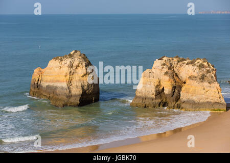 Rocce naturali a Praia da Rocha, in Algarve, PORTOGALLO Foto Stock