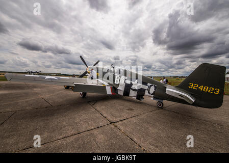 North American P-51B piano denominato Berlino Express che ha volato da noi ad apparire a airshows NEL REGNO UNITO. Duxford Cambs,. Nuvole temporalesche Foto Stock