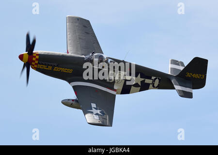 L'aereo P-51B nordamericano chiamato Berlin Express, che ha volato dagli Stati Uniti per apparire agli spettacoli aerei nel Regno Unito. Duxford, Cambs. Foto Stock