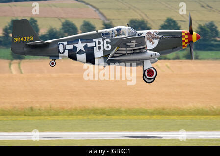 L'aereo P-51B nordamericano chiamato Berlin Express, che ha volato dagli Stati Uniti per apparire agli spettacoli aerei nel Regno Unito. Duxford, Cambs. Foto Stock