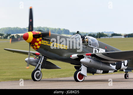 L'aereo P-51B nordamericano chiamato Berlin Express, che ha volato dagli Stati Uniti per apparire agli spettacoli aerei nel Regno Unito. Duxford, Cambs. Foto Stock