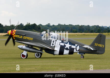 North American P-51B piano denominato Berlino Express che ha volato da noi ad apparire a airshows NEL REGNO UNITO. Duxford Cambs,. Foto Stock