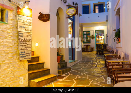 Negozi di caffè e bar nella strada principale del villaggio di Chora su kithnos isola in Grecia. Foto Stock