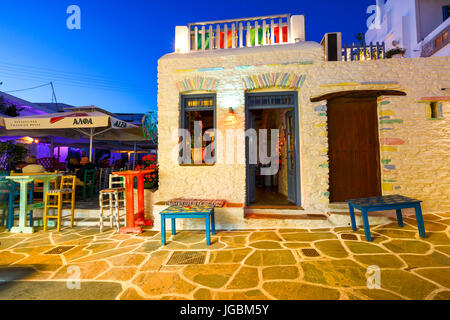 Negozi di caffè e bar nella strada principale del villaggio di Chora su kithnos isola in Grecia. Foto Stock