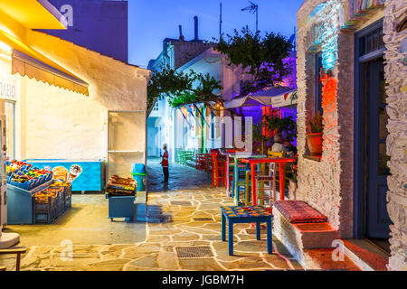 Negozi di caffè e bar nella strada principale del villaggio di Chora su kithnos isola in Grecia. Foto Stock