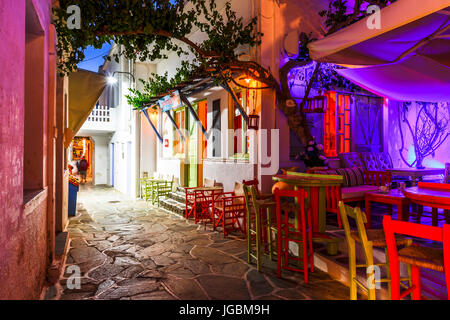 Negozi di caffè e bar nella strada principale del villaggio di Chora su kithnos isola in Grecia. Foto Stock