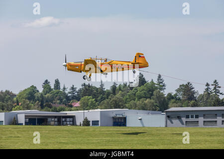 Zbraslavice, Repubblica Ceca - 30 maggio 2017. Zlin Z-37 Cmelak - Ceca agricolo di aeromobile è trainato da un aliante in una giornata di sole in Zbraslavice. Foto Stock