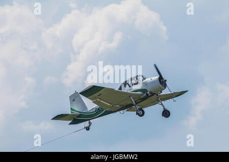 Zbraslavice, Repubblica Ceca - 30 maggio 2017. Zlin Z-37 cmelak - ceca agricolo di aeromobile è trainato da un aliante in una giornata di sole in zbraslavice. Foto Stock