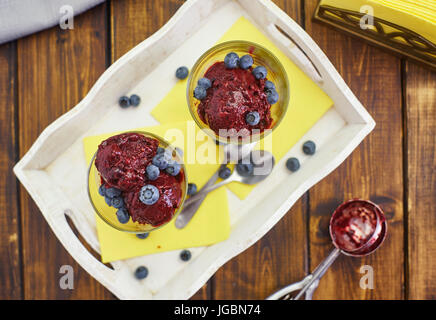 Bacche rosse sorbetto nelle due bicchieri Foto Stock