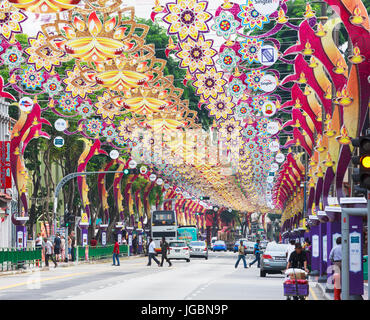 Repubblica di Singapore. Serangoon Road, la principale arteria della zona conosciuta come Little India. Le decorazioni sono per il Deepwali festival indù. Foto Stock