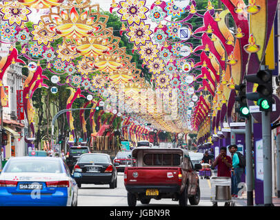 Repubblica di Singapore. Serangoon Road, la principale arteria della zona conosciuta come Little India. Le decorazioni sono per il Deepwali festival indù. Foto Stock