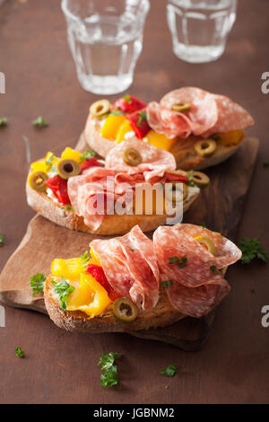 Salame Bruschetta con peperoni arrosto formaggi di capra olive Foto Stock