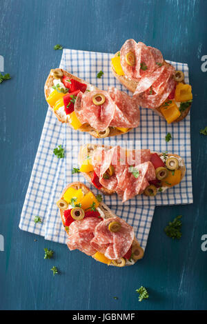 Salame Bruschetta con peperoni arrosto formaggi di capra olive Foto Stock