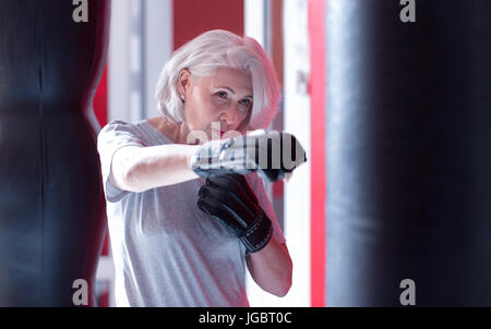 Close up della boxe anziana signora Foto Stock