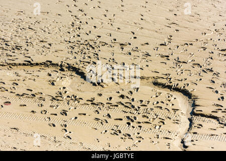 Impronte umane sulla sabbia del fondo del mare durante la bassa marea Foto Stock