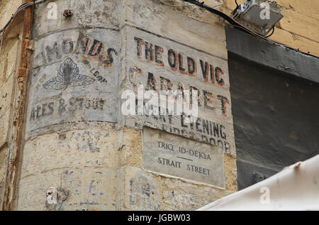 La Valletta storico e vivace Strait Street, la strada più famosa di Malta. Foto Stock