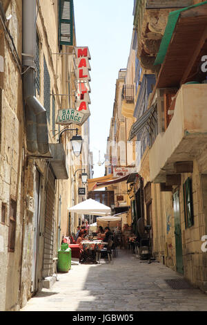 La Valletta storico e vivace Strait Street, la strada più famosa di Malta. Foto Stock