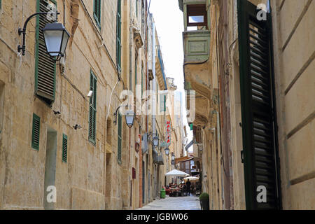 La Valletta storico e vivace Strait Street, la strada più famosa di Malta. Foto Stock