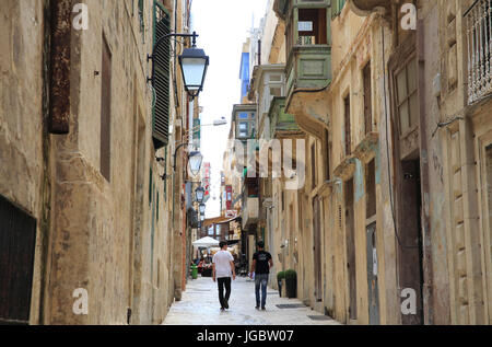 La Valletta storico e vivace Strait Street, la strada più famosa di Malta. Foto Stock