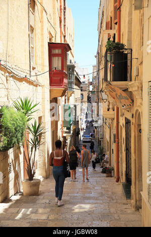 La Valletta storico e vivace Strait Street, la strada più famosa di Malta. Foto Stock