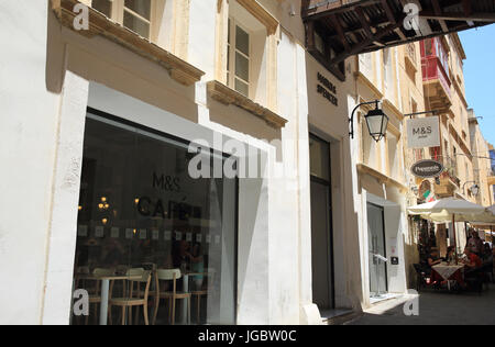 La Valletta storico e vivace Strait Street, la strada più famosa di Malta. Foto Stock