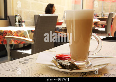 Loop bar, uno dei più famosi bar e ristoranti sulla famigerata Strait Street, a La Valletta, Malta, una volta den di iniquità, ora uber trendy. Foto Stock