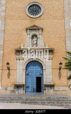 Porta blu della chiesa di Altea, Spagna Foto Stock