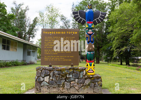 Thunderbird Totem Pole in Newhalem vicino alla città di Seattle luce Skagit Information Center nel Parco Nazionale delle Cascate del Nord, Washington Foto Stock